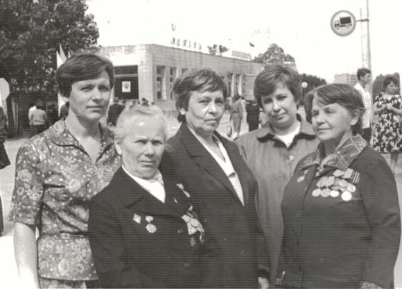 А.И. Краснобаева (в центре), ее дочь (вторая справа) со вторым секретарем РК КПБ Еленой Скриган и ветеранами войны. 80-е годы