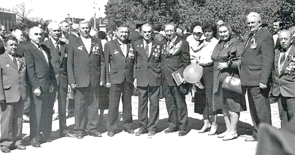 Группа ветеранов с Т.Я. Майоровой, внучкой и правнуком Краснобаева А.А. Копыль. 1990 год