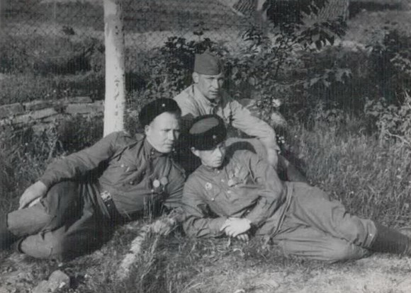 Слева направо — Замятин, Иванов, Шустер. 1944 г.
